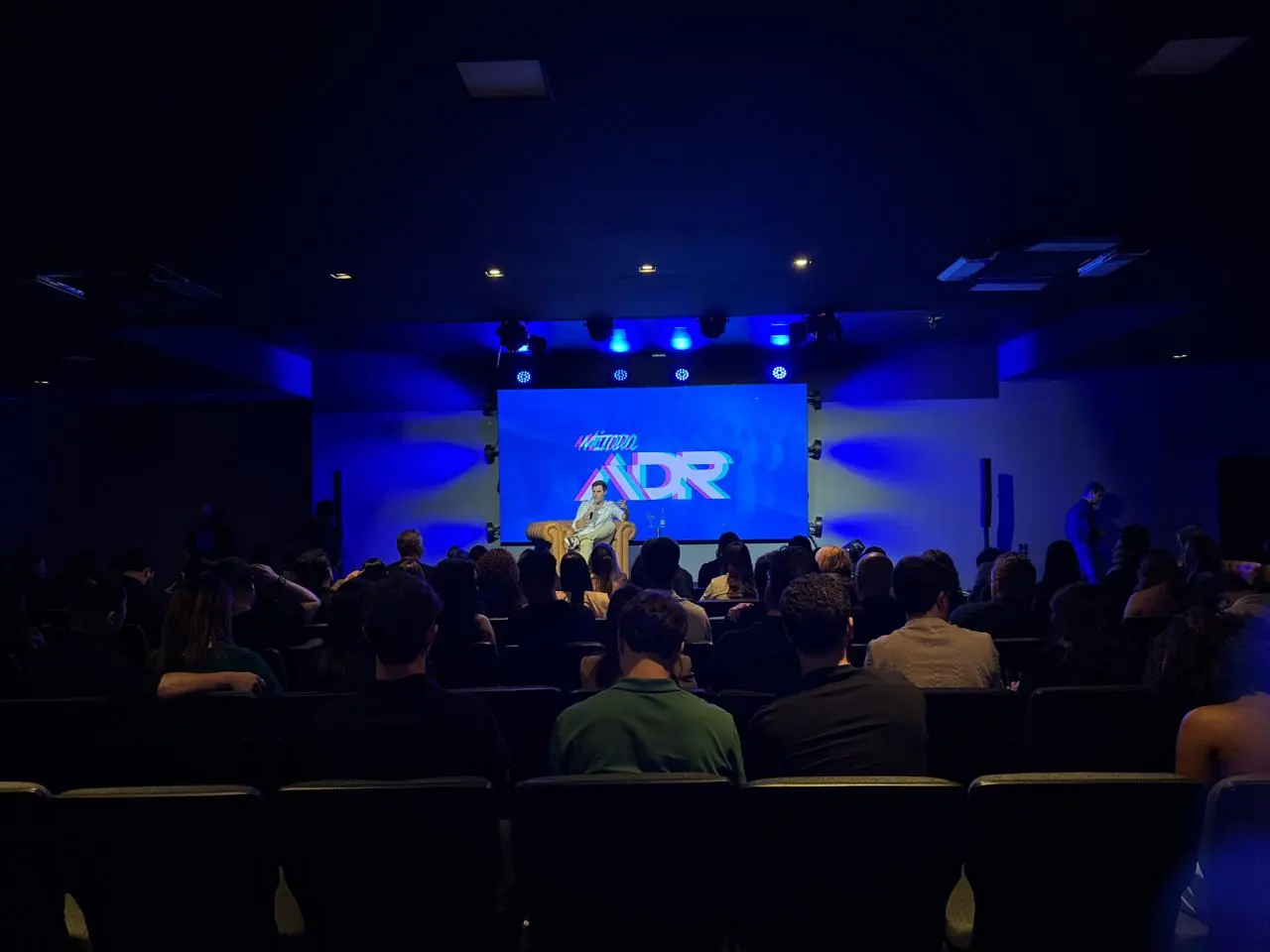Palco e plateia durante uma apresentação